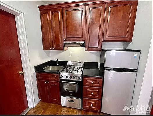 4th image of 1095 2nd Ave APT 3RS