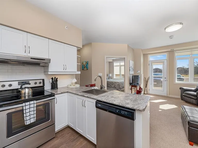 180 Bunker Ave #1-D — Photo 6