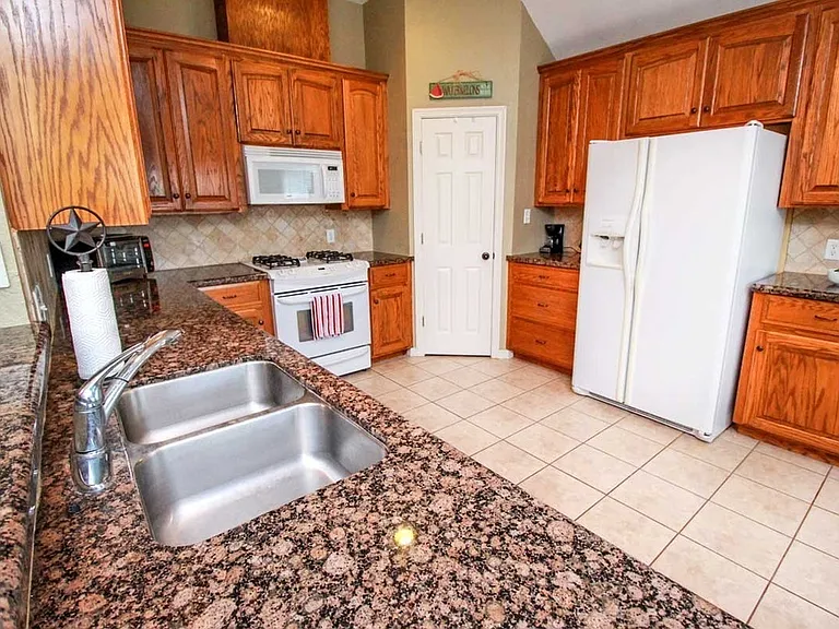 8415 Lauren Dr — Photo 3