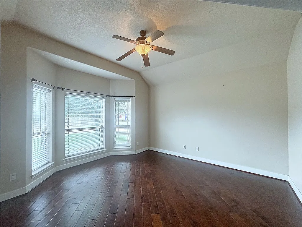 3 bed, 1729 sqft, $2,000 — Photo 3