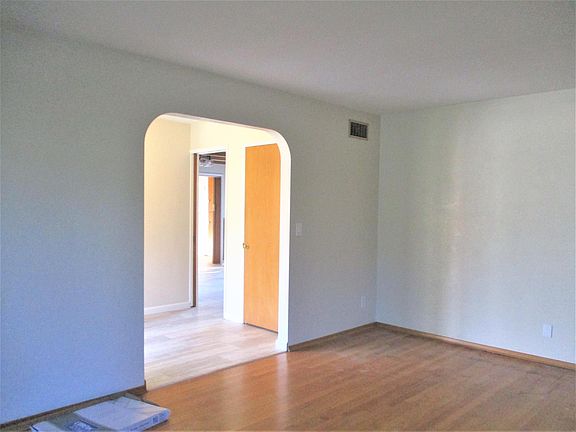 3rd image of 610 Burlingame Ave