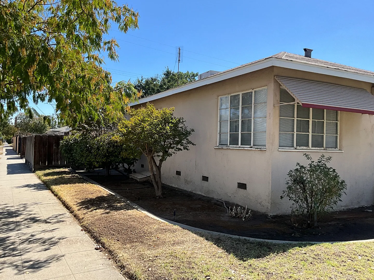 1498 N. Thorne Ave. — Photo 2