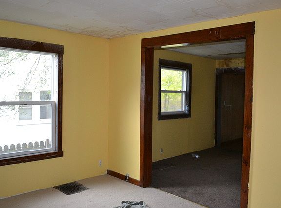 4th image of 326 Irving Ave