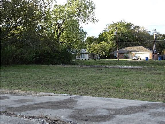 3rd image of 402 S College Dr
