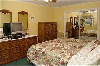 5th image of 1147 Webster Ln House Des