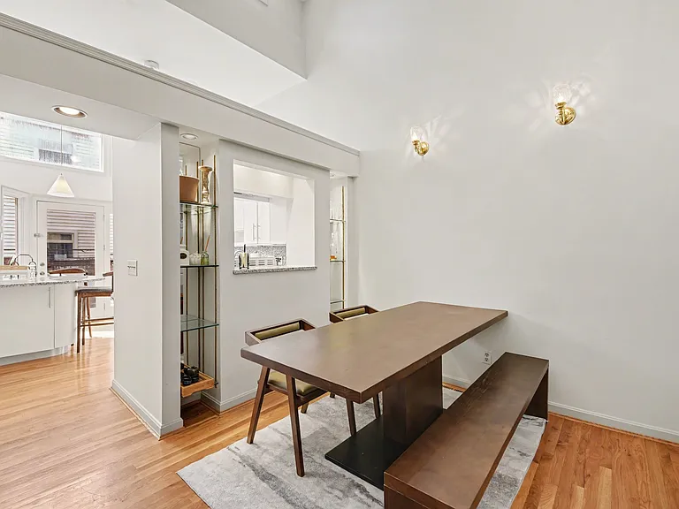 923 Paradrome St — Photo 5