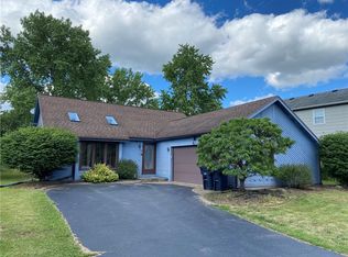 8 Fieldstone Ln, West Henrietta, NY 14586