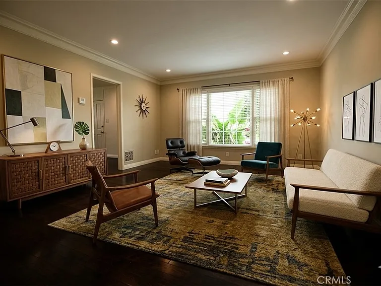 435 N Van Ness Ave — Photo 3