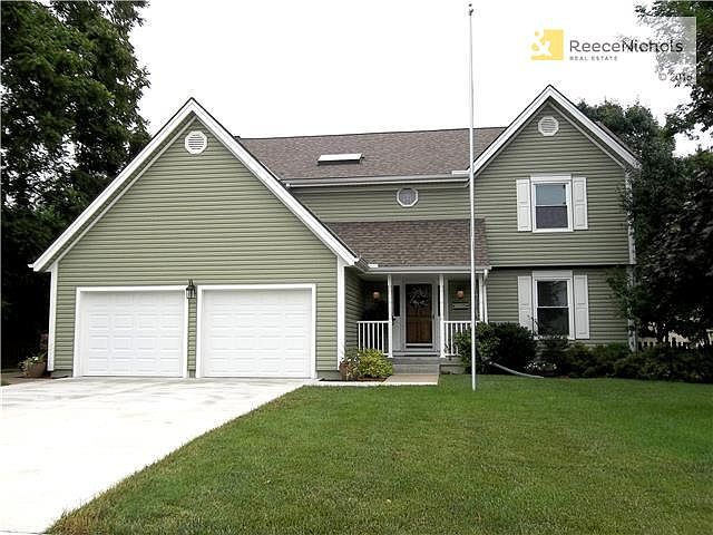 1108 NE Trailwood St. Newer roof and vinyl siding with extra insulation and solar shield. Newer  thermopane UV tinted windows. Newer driveway.