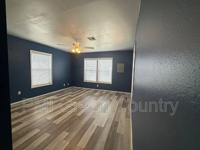 212 W Pecan St — Photo 8