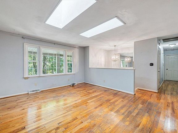 4th image of 699 Lakeshore Terrace Rd