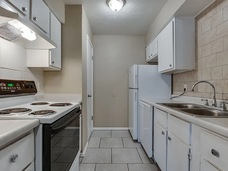 6026 Nw Expy #C — Photo 13