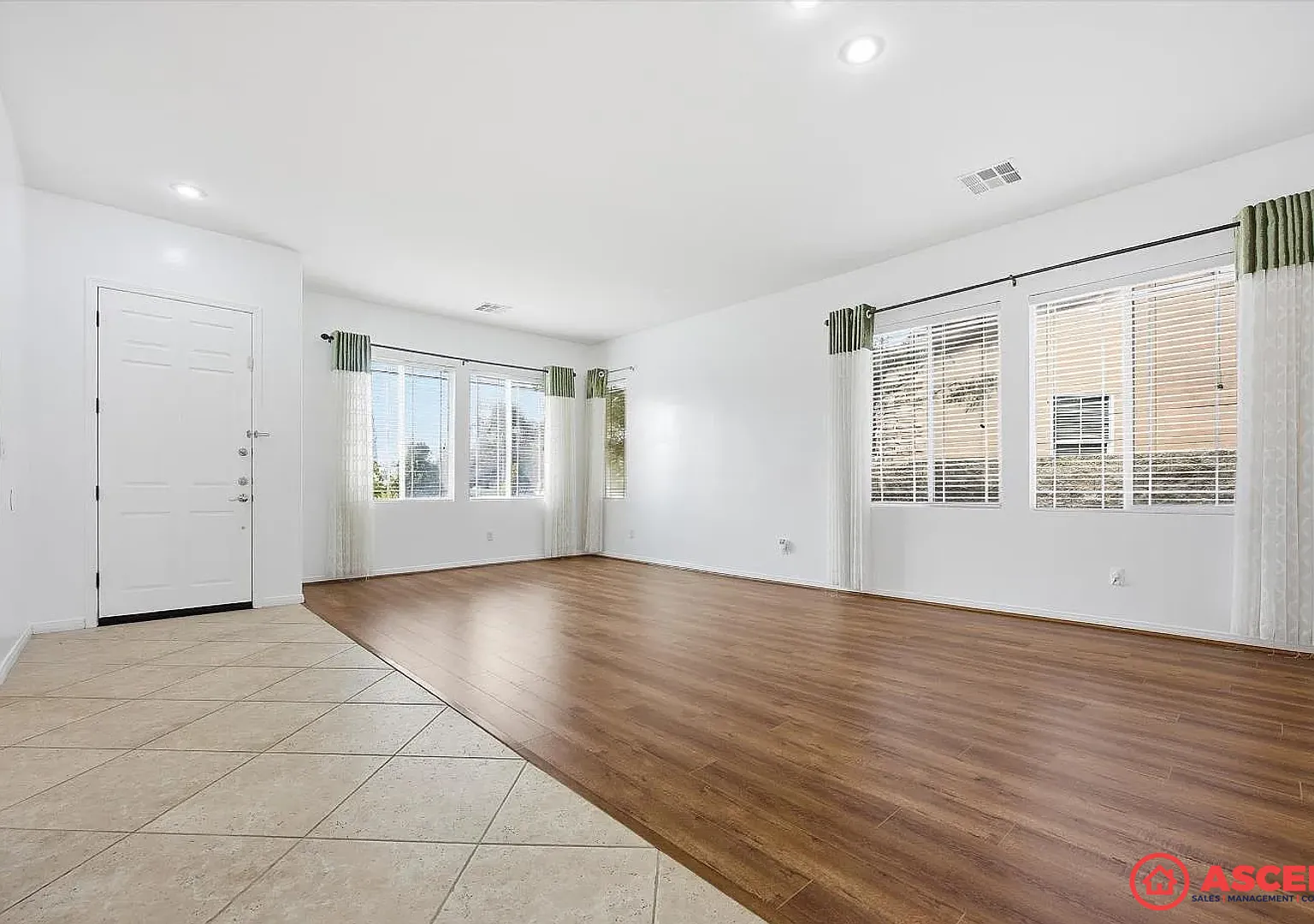 Spacious 4BD/2.5BA Home in Bakersfield's 93312 Garage & Full Kitchen Package! — Photo 3