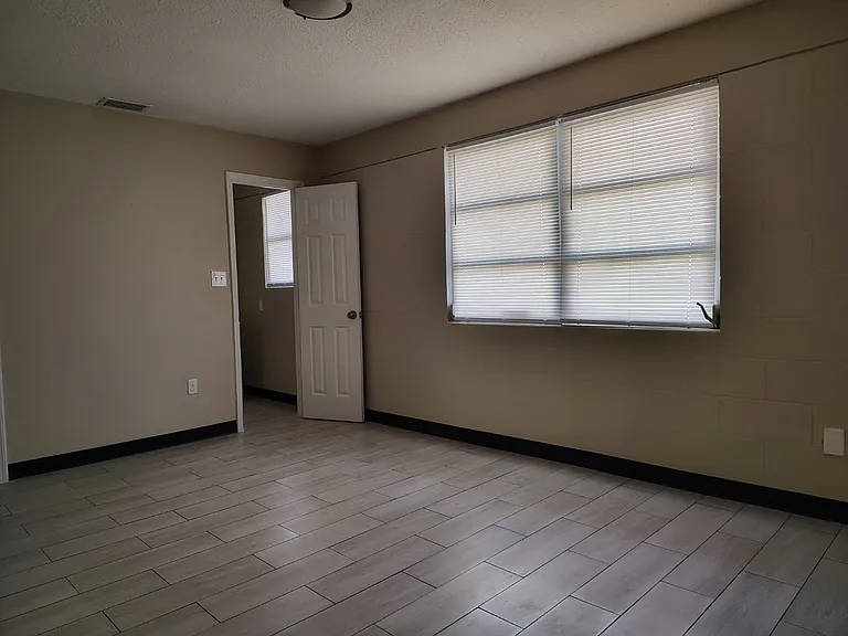 2040 W Church St — Photo 5