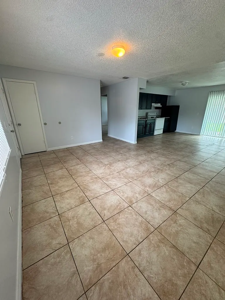 3 bed, 952 sqft, $1,950 — Photo 3