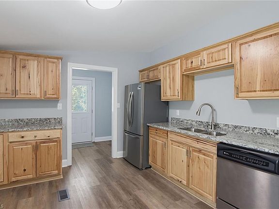 3rd image of 1059 Whitts Rd