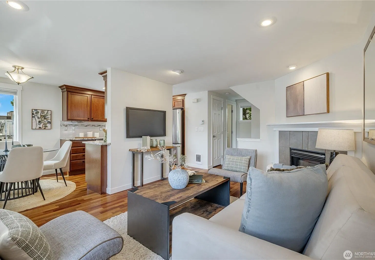3 bed, 2.5 bath, 1210 sqft, $3,750 — Photo 3