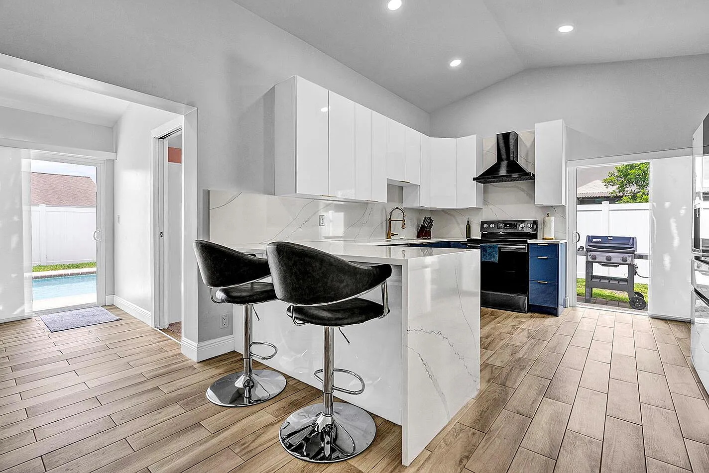 3 bed, 1285 sqft, $4,700 — Photo 3