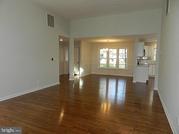 4th image of 10706 Bradford St
