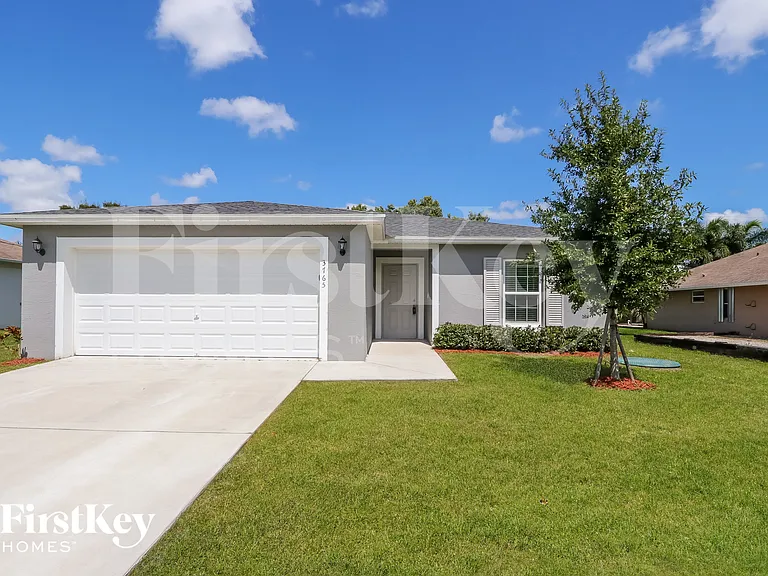 3765 SW Darby Ln — Photo 1