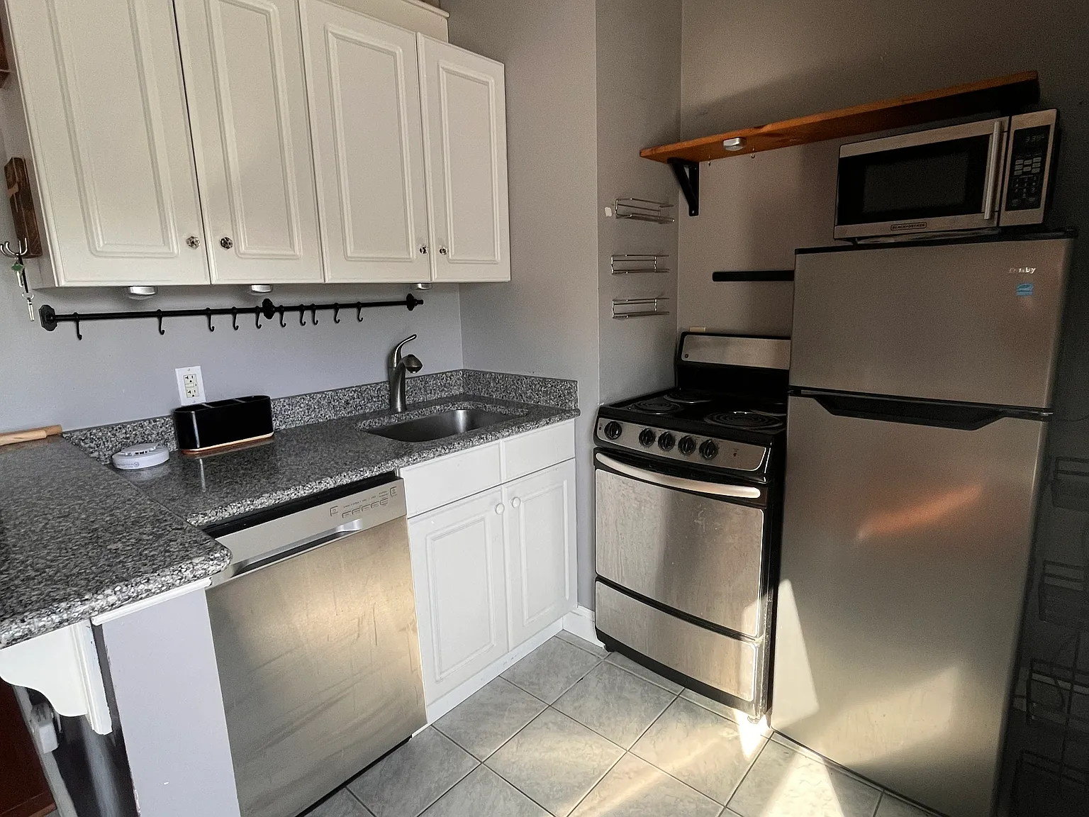 2 bed, 9999 sqft, $3,300 — Photo 2