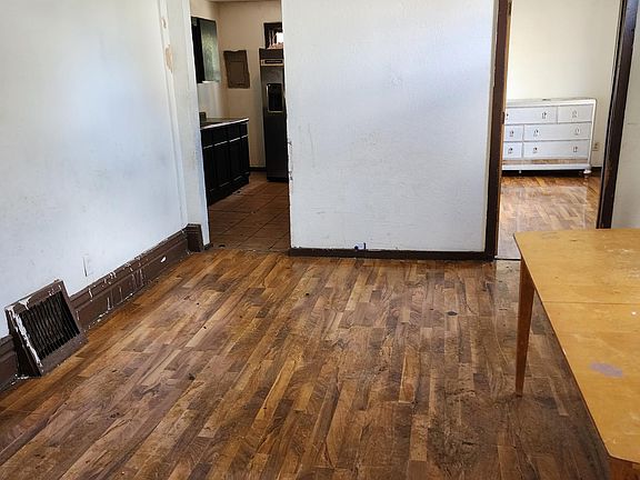 3rd image of 2311 Queen Ave N