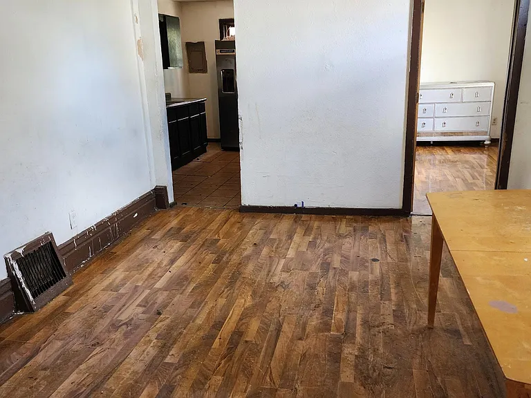 2311 Queen Ave N — Photo 3
