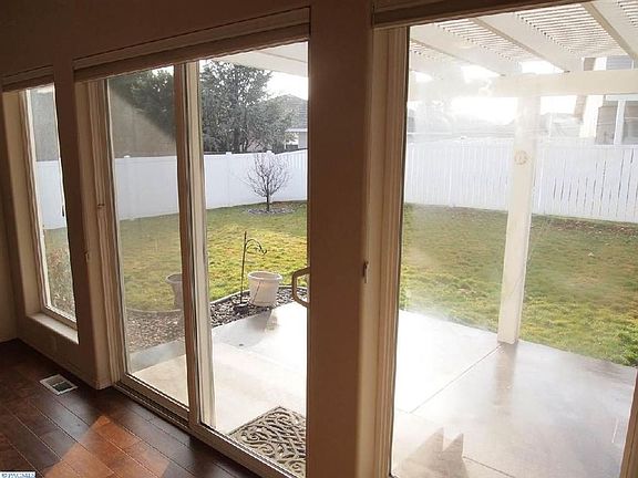 4th image of 324 W Canyon Lakes Dr