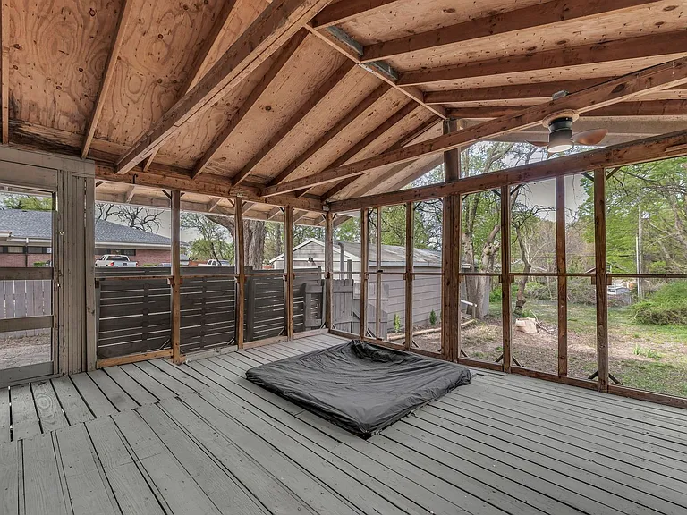 2110 S Sterling Ave — Photo 22
