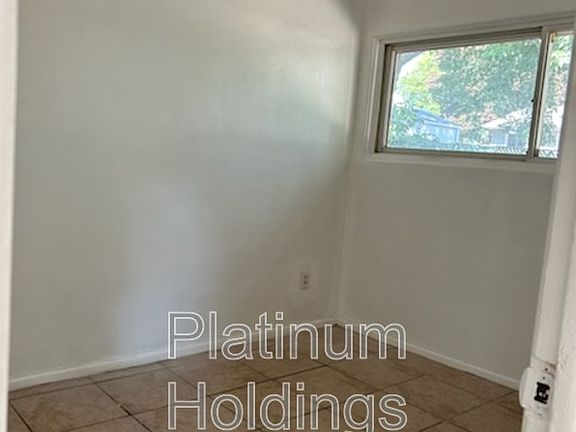 3rd image of 1061 Neville Ave