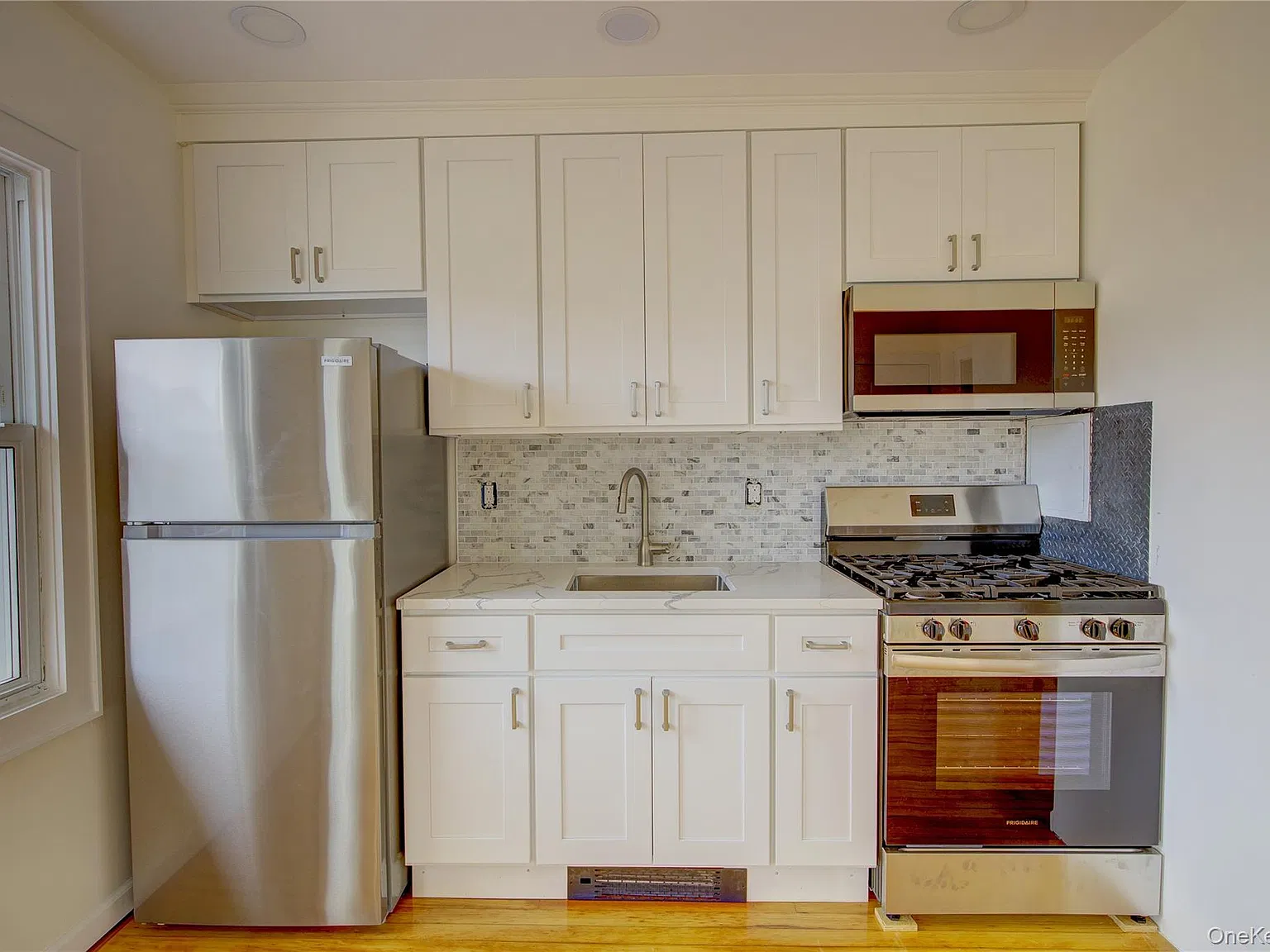 439 W Walnut St — Photo 3