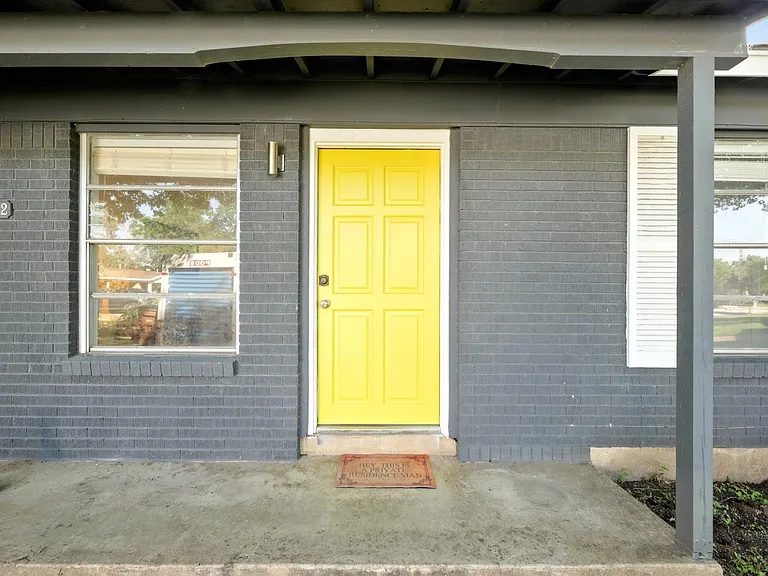 2202 Towbridge Cir — Photo 2