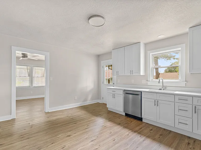 1430 S Campbell Ave — Photo 6