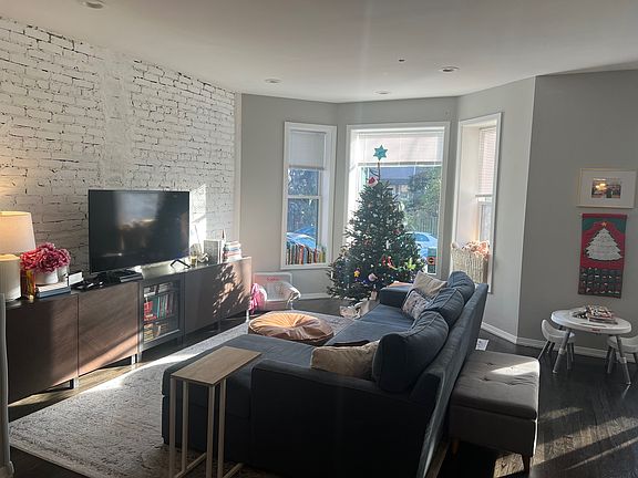 2nd image of 1242 W Argyle St APT 1F