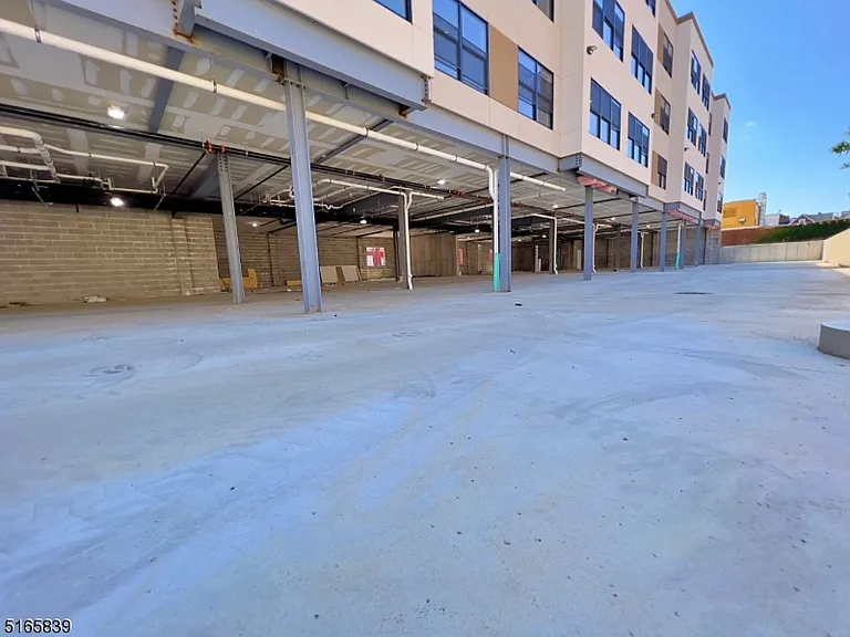 180 Cedar St — Photo 2