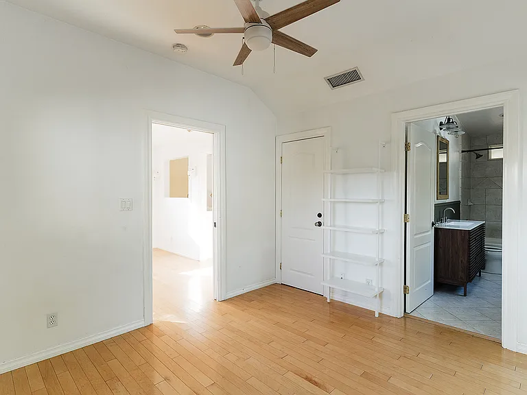 2841 Los Feliz Dr — Photo 16