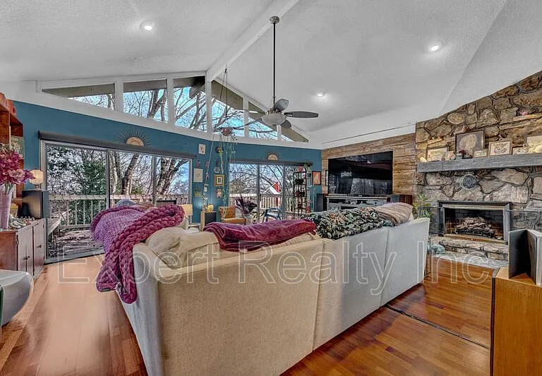 373 Laredo Dr — Photo 5