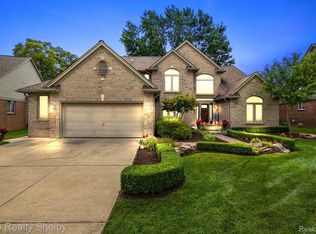 48427 Stoneacre Dr, Macomb, MI 48044