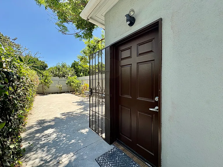16006 Bassett St — Photo 2