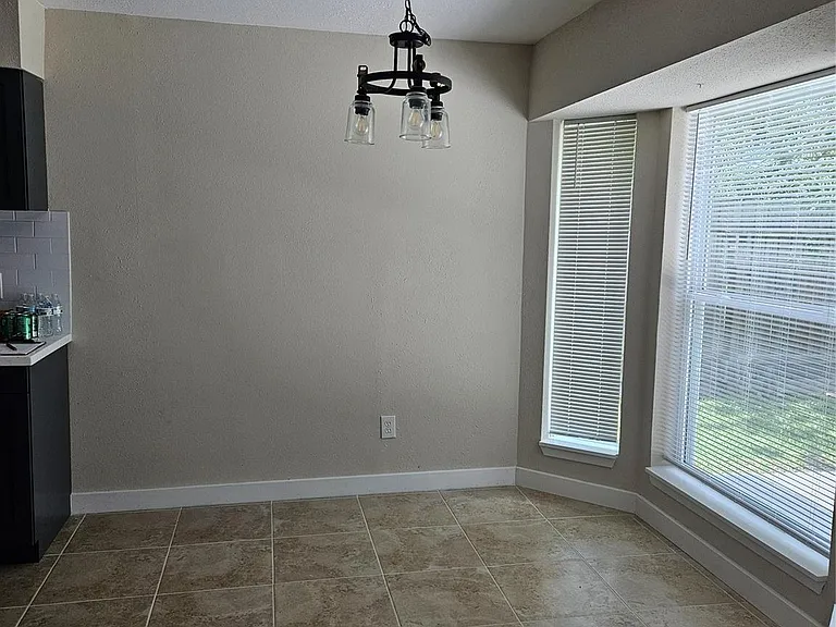 4920 Deerwood Cir — Photo 7