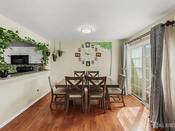5th image of 262 Retta Ct