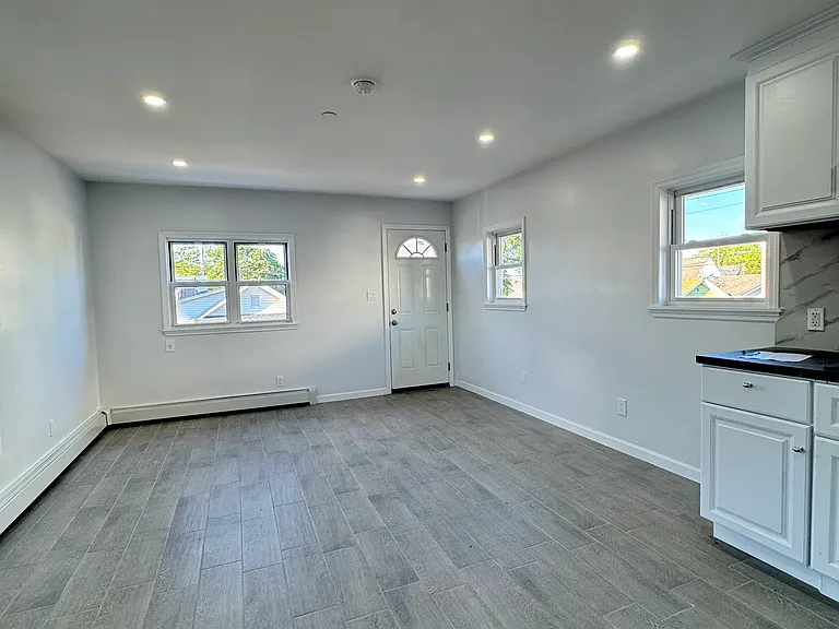 34 Seafoam St — Photo 6