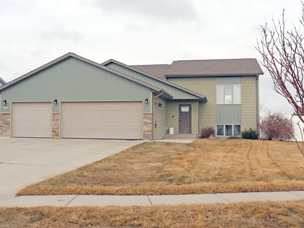 300 Brandenburg Loop, Bismarck, ND 58504