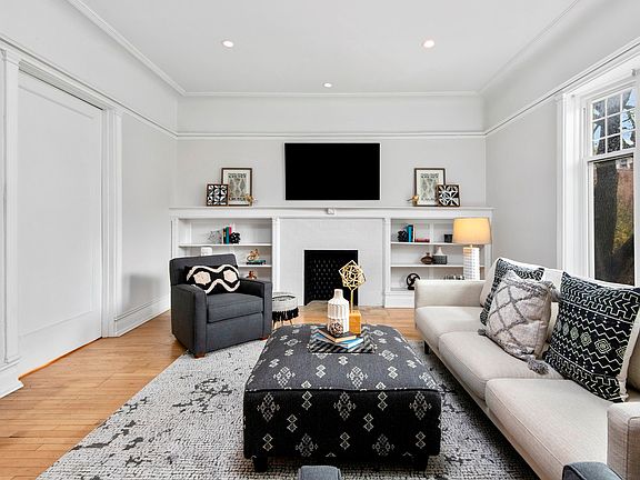 3rd image of 5220 S Blackstone Ave APT 2N