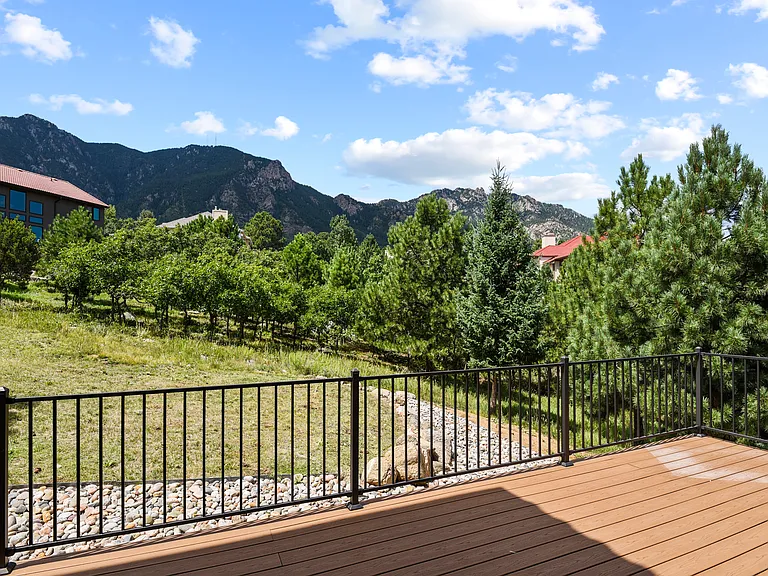 5440 Broadmoor Bluffs Dr — Photo 3