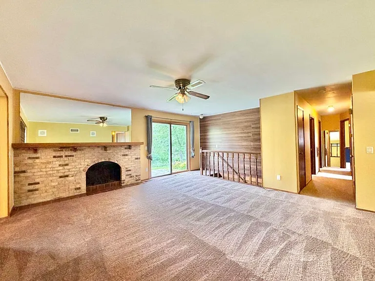 928 Columbia Dr — Photo 4