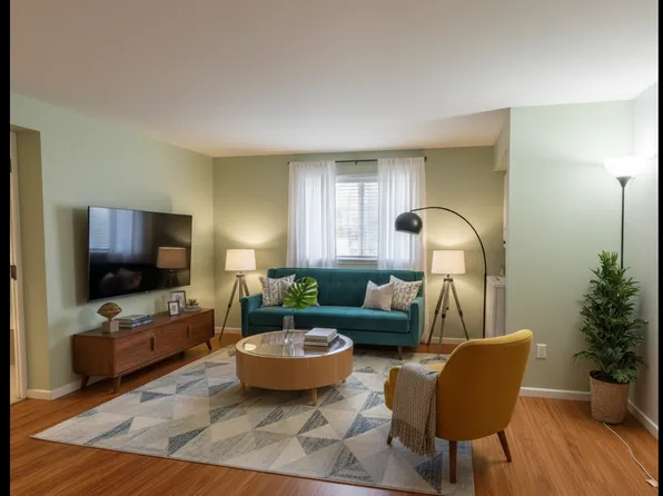 310 E 3rd St, North Vancouver, BC