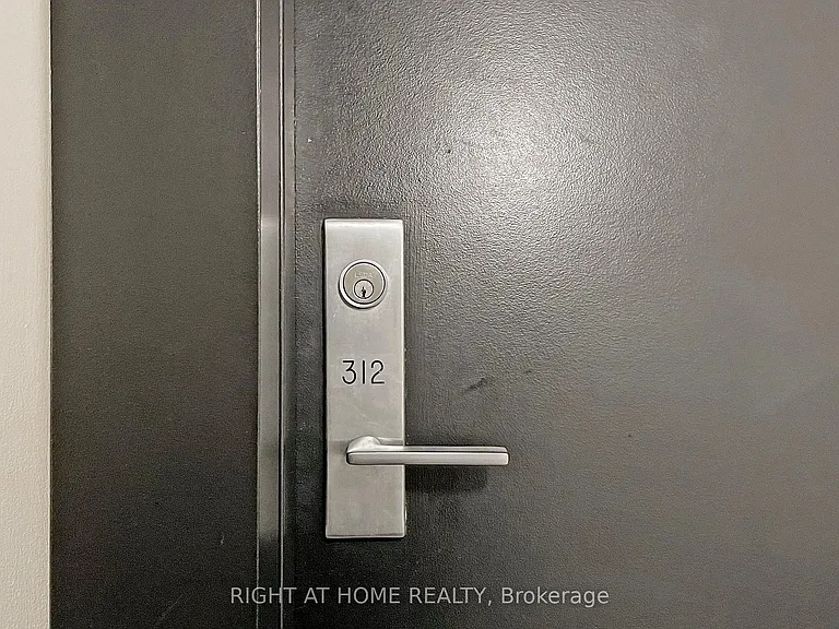 38 Niagara St #312 — Photo 3