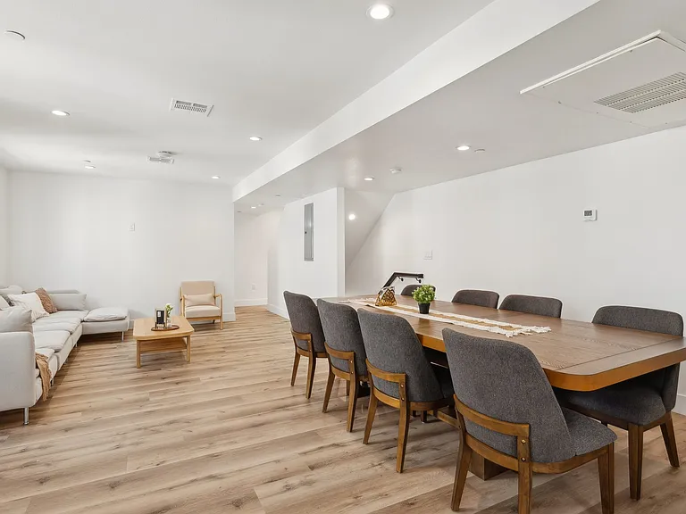1326 W 35th Pl — Photo 2