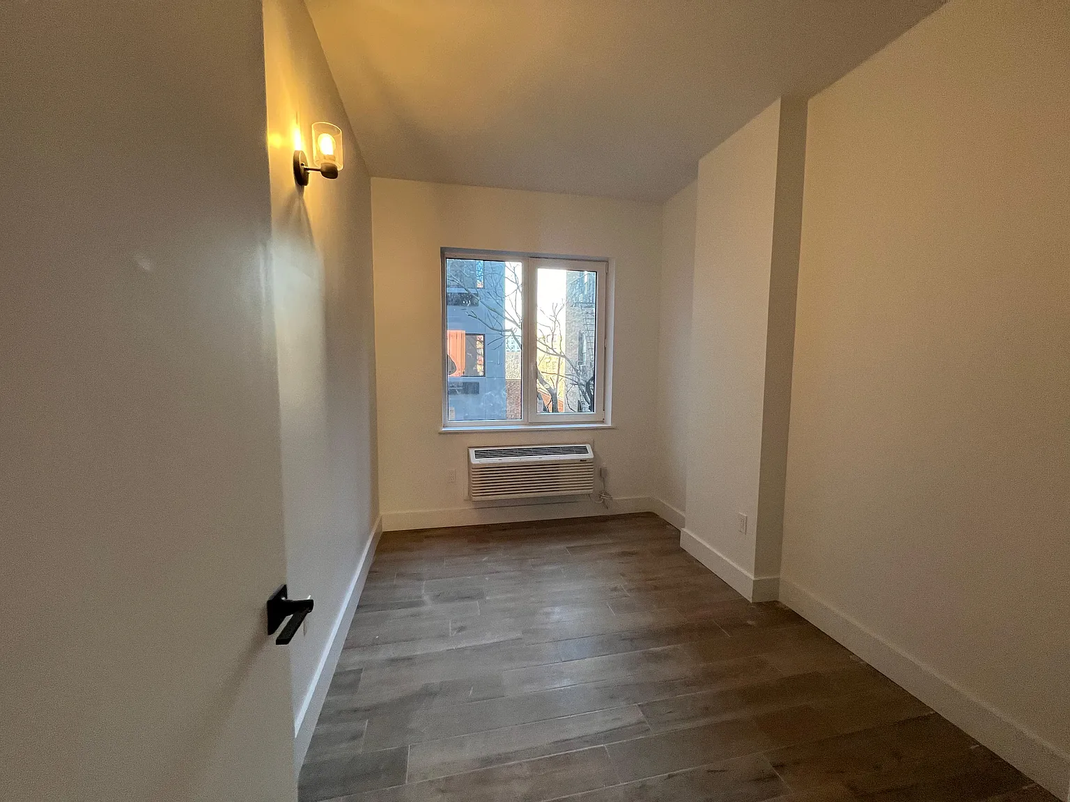 3 bed, 1000 sqft, $3,811 — Photo 1